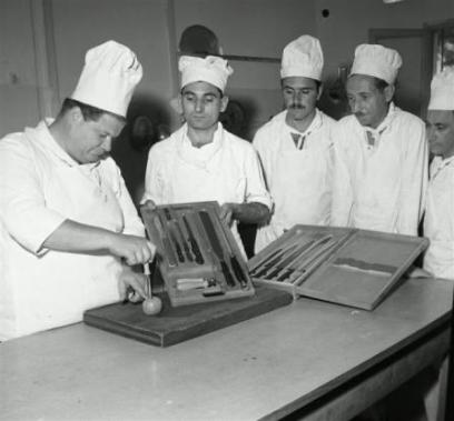 טבחים בשעת שיעור בבית ספר לבישול (NSC\126437)